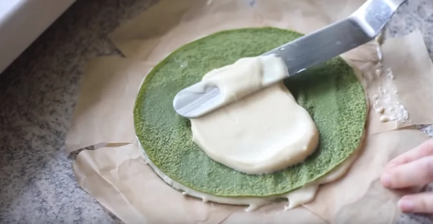 cach-lam-banh-crepe-tra-xanh-ngan-lop-thom-ngon-beo-13